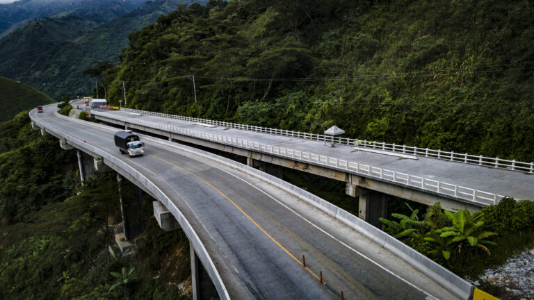 Viaduto feito com concreto de baixo carbono na Colômbia